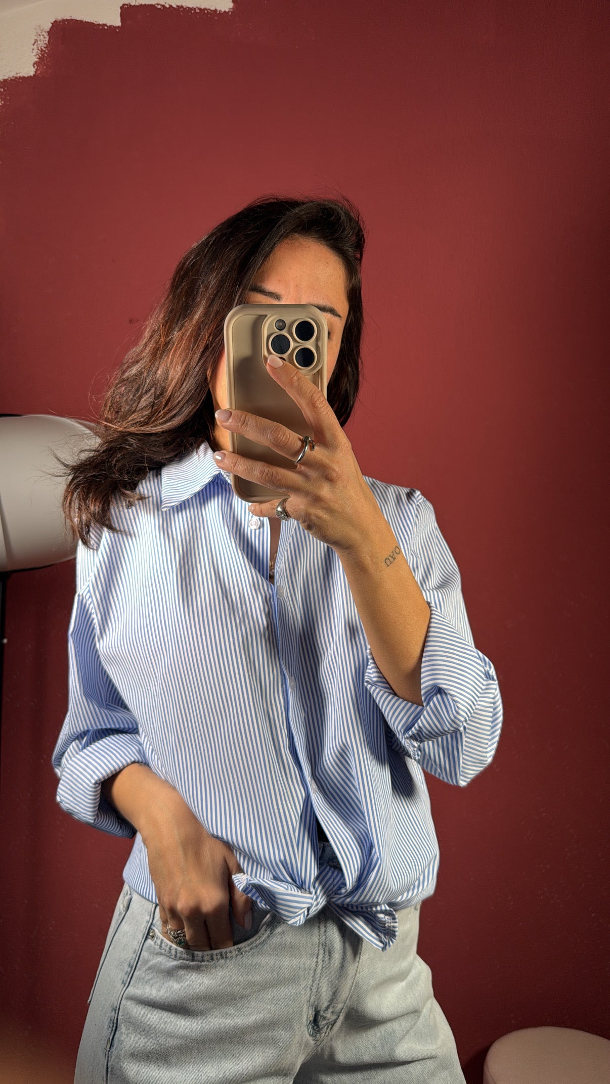 Camicia a righe con scritta su schiena