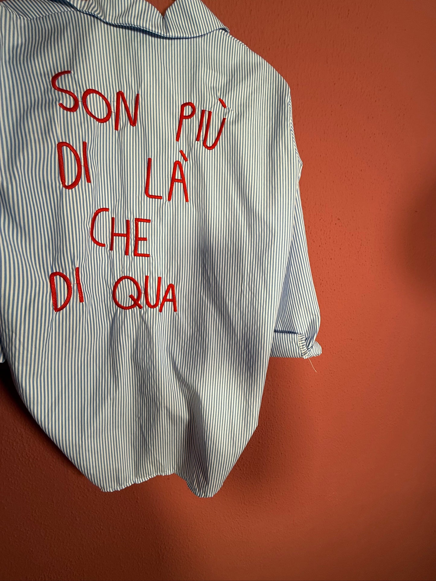 Camicia a righe con scritta su schiena